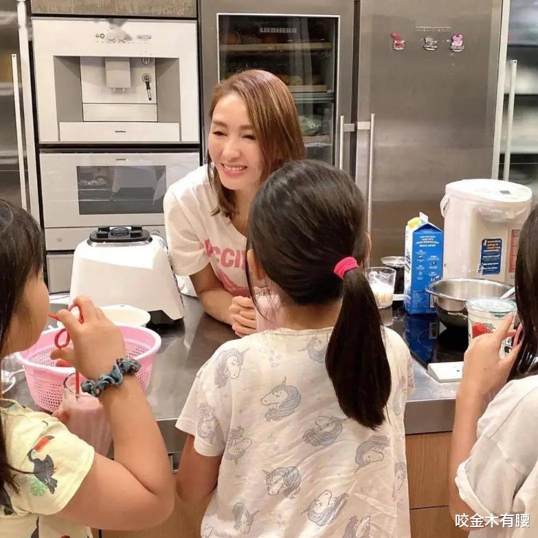 黎姿|港星黎姿罕见亮相，皮肤松弛似有整容迹象，网友：岁月不败美人？