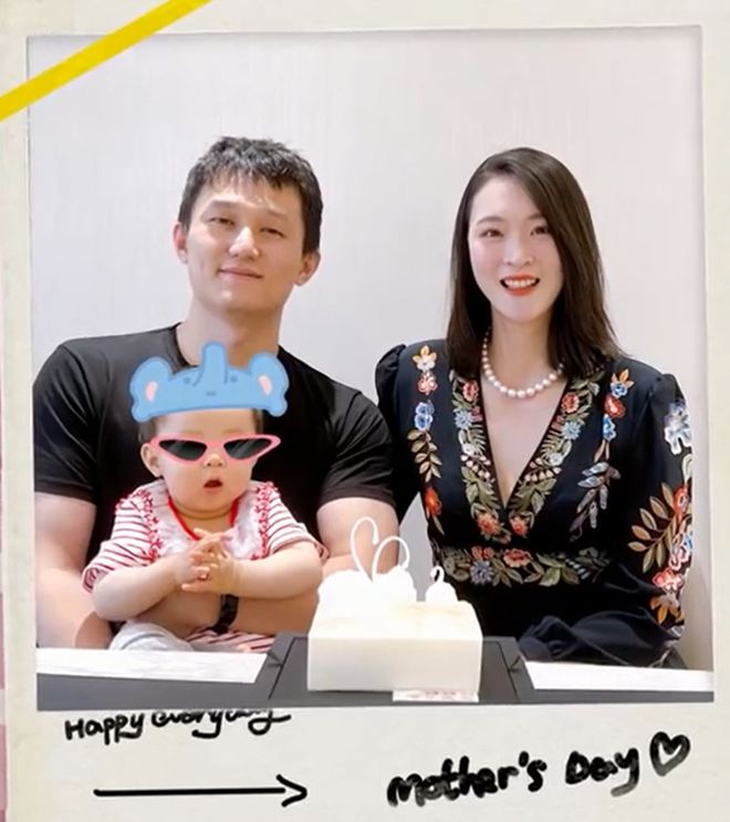 张常宁|惠若琪妈妈怀抱外孙女，三代人齐聚！张常宁携爸妈比心，哥哥缺席