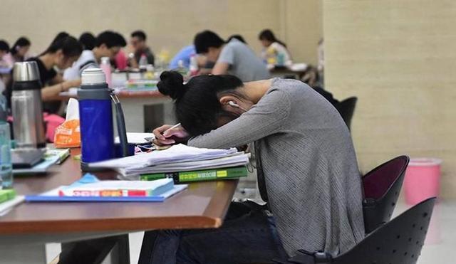 大学生|大学教授喊话双非大学生：能下工厂就下工厂，提高工作经验要紧