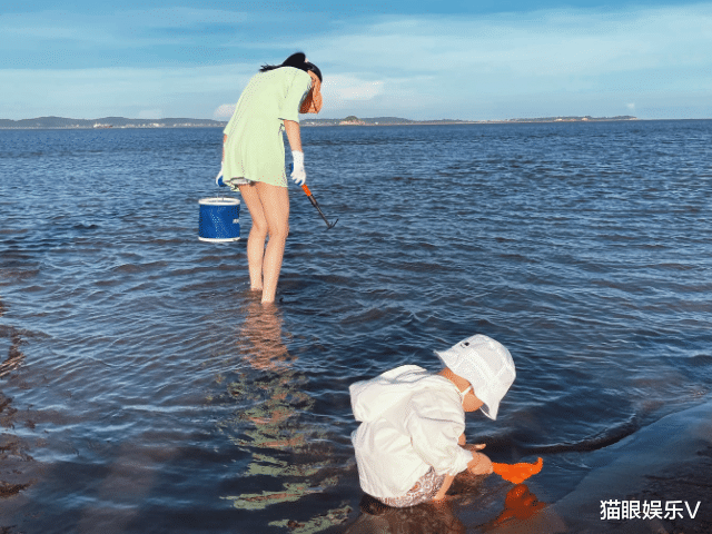 赶海|林峯老婆张馨月带娃赶海，素颜出镜秀笔直美腿，女儿戴帽模样可爱