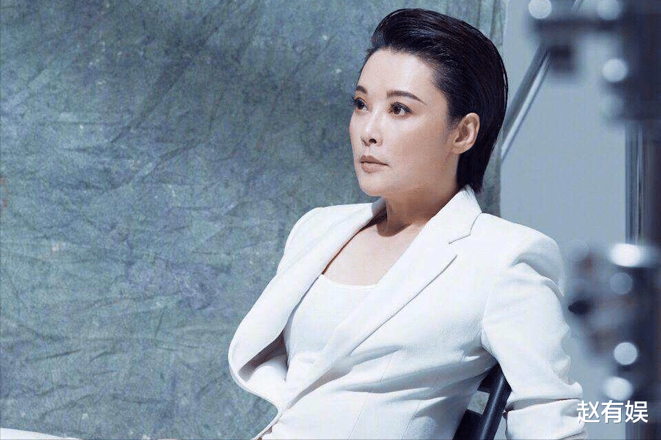 袁立|24岁登上春晚舞台的她，22年3段感情皆失败后，再嫁小11岁诗人