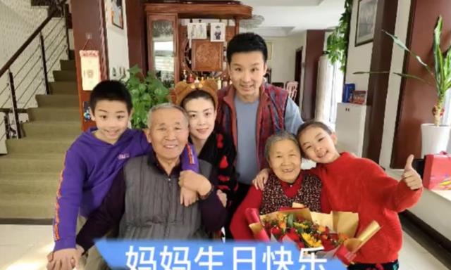 刘和刚|刘和刚携妻女与兄弟姐妹为母贺寿,一家8口其乐融融画面温馨