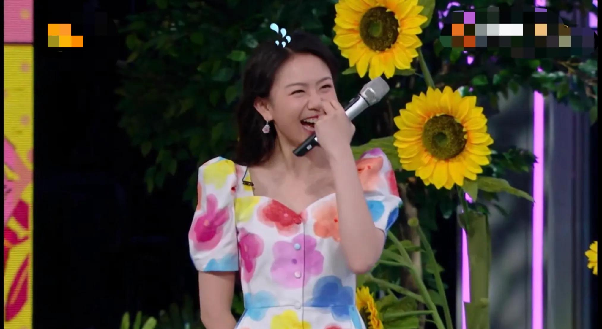 谢娜|新主持人冯禧说错话，何炅巧妙救场，弹幕留言：好怀念谢娜！