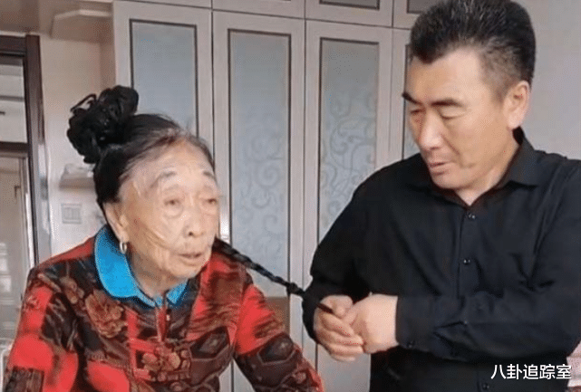 李玉成|85岁马玉琴被当“猴”耍？为热度被要求啃硬骨头，网友：自作自受