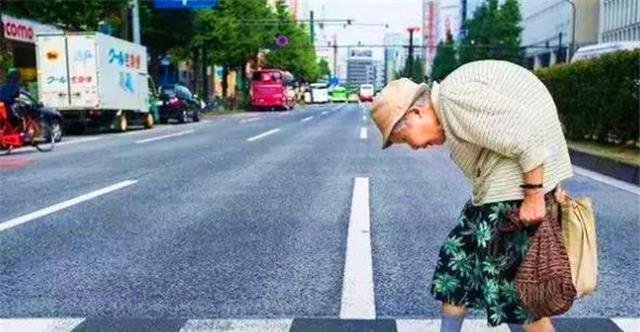 喜丧:86岁老人在杂物间吃药自杀,撕开国人人性的“遮羞布”
