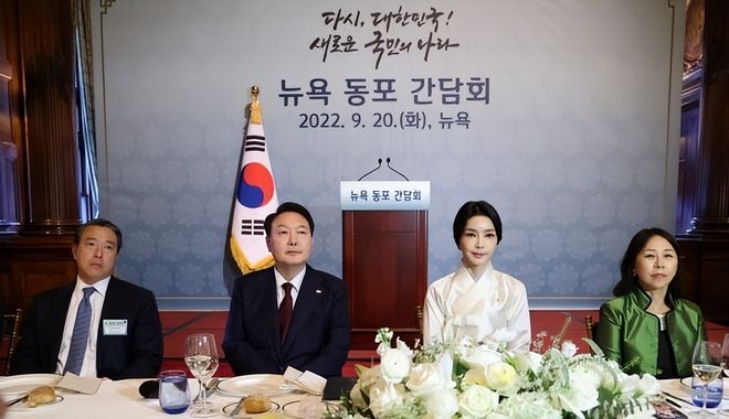 西装 韩国第一夫人用美貌为老公撑门面！穿收腰西装出访加拿大，超拉风
