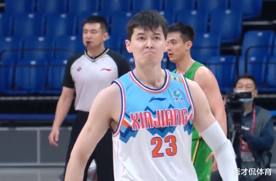 尼尔·罗伯逊|杨鸣提前认输换替补，阿的江穷追猛打，末节领先30分仍派上外援