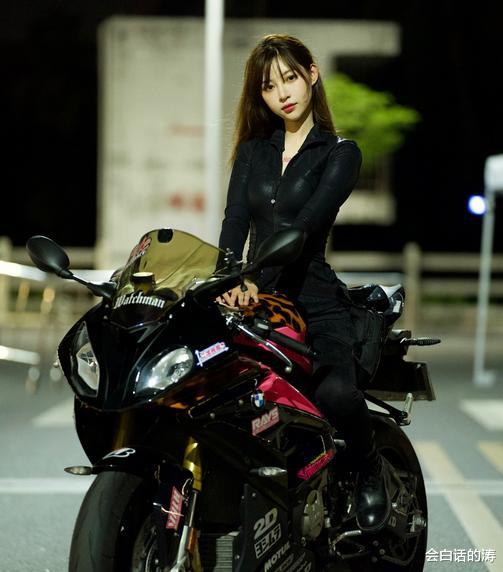 奥特曼|网红痞幼又作妖？穿JK跳舞秀大长腿，下蹲走路送福利，网友：该封