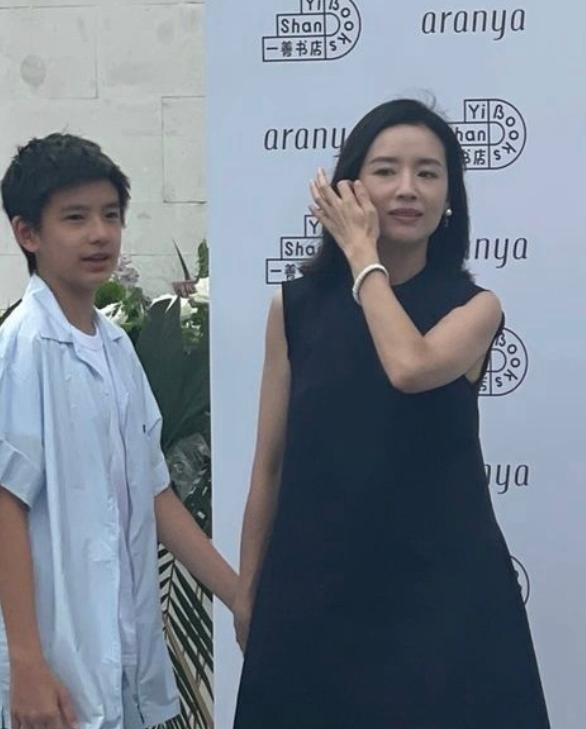 董洁|董洁、董璇、关悦跟谭卓带娃现身活动，离开滤镜的容貌太真实了