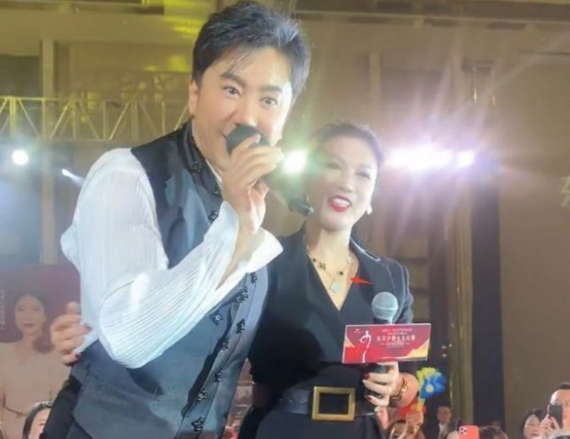 金铭|毛宁参加外甥女婚礼，现场飙高音脖子冒青筋，唱功获网友夸赞