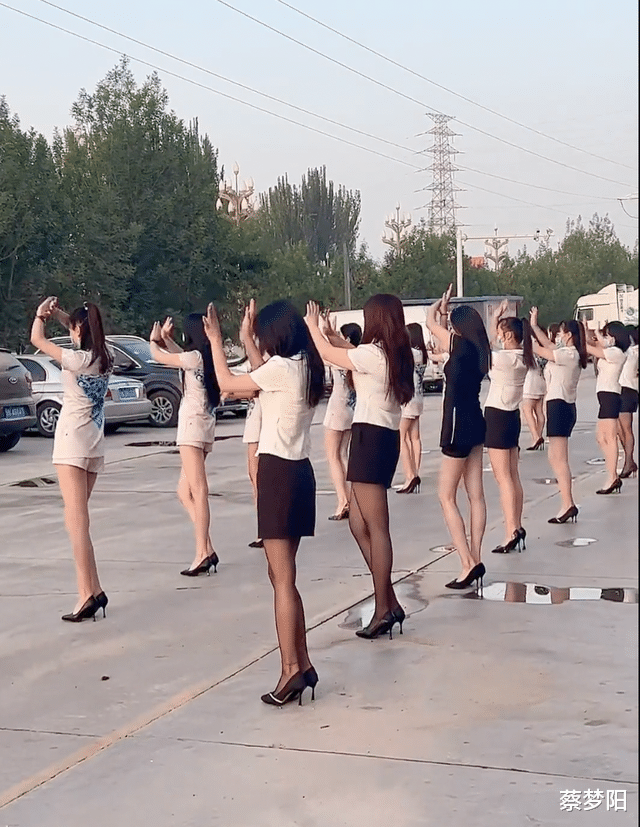 成都:足浴店女技师穿短裙跳舞,引发网友热议