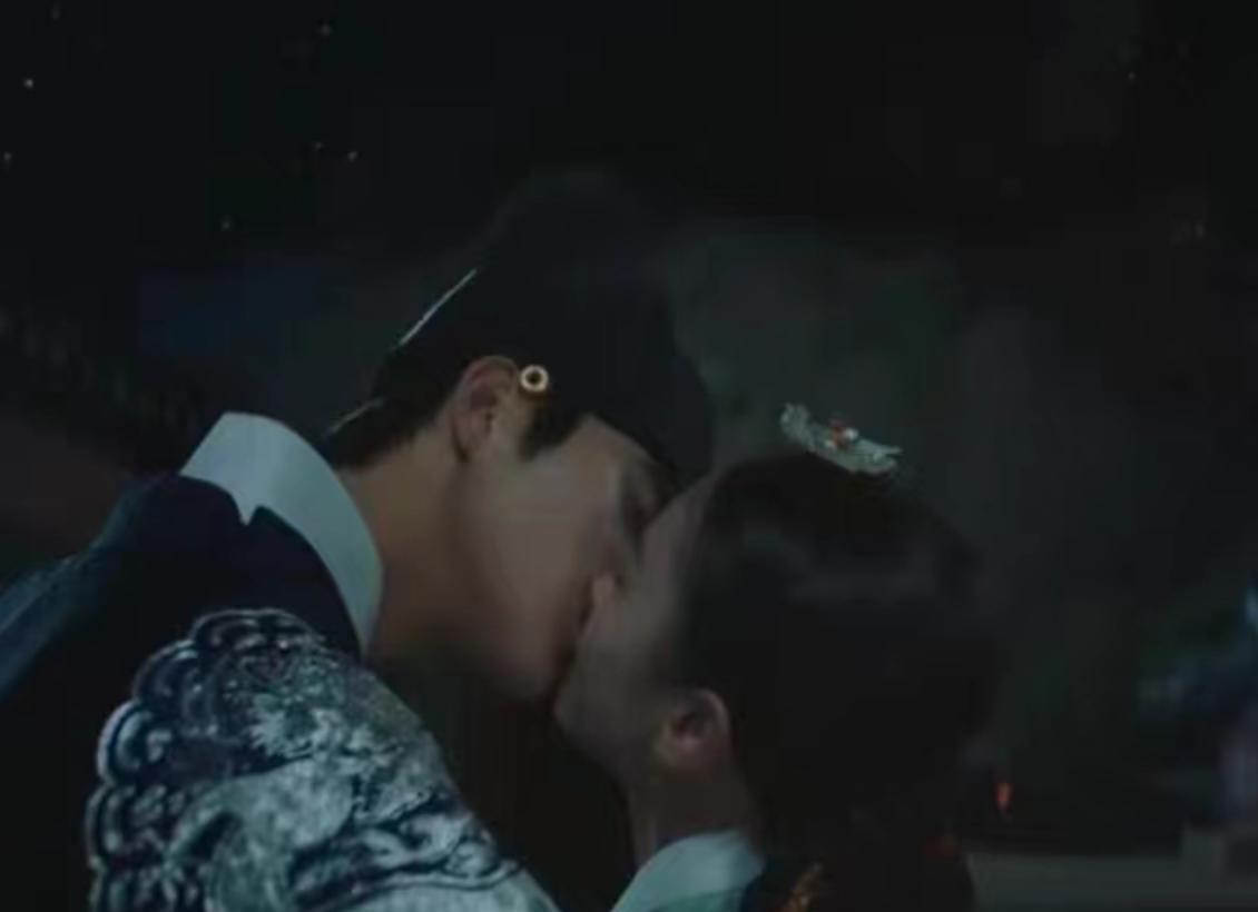 |《王后伞下》大结局,世子与清荷搂腰kiss,大妃终下线