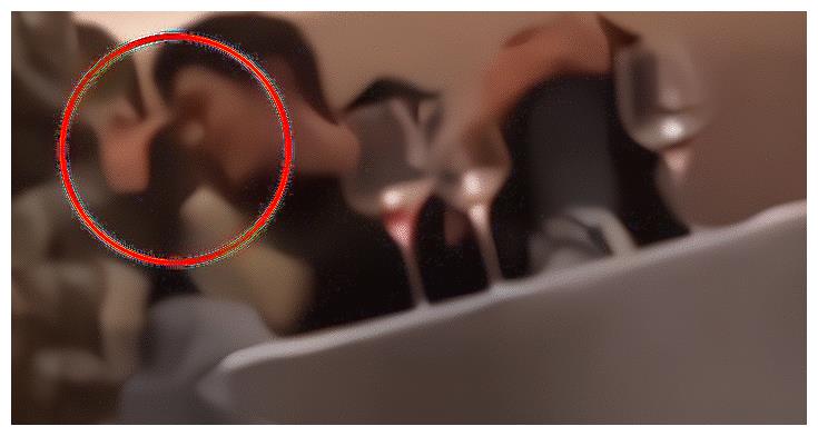 杨紫|肖战和杨紫聚餐:摸杨紫头、说悄悄话,团队回应:艺人一直单身