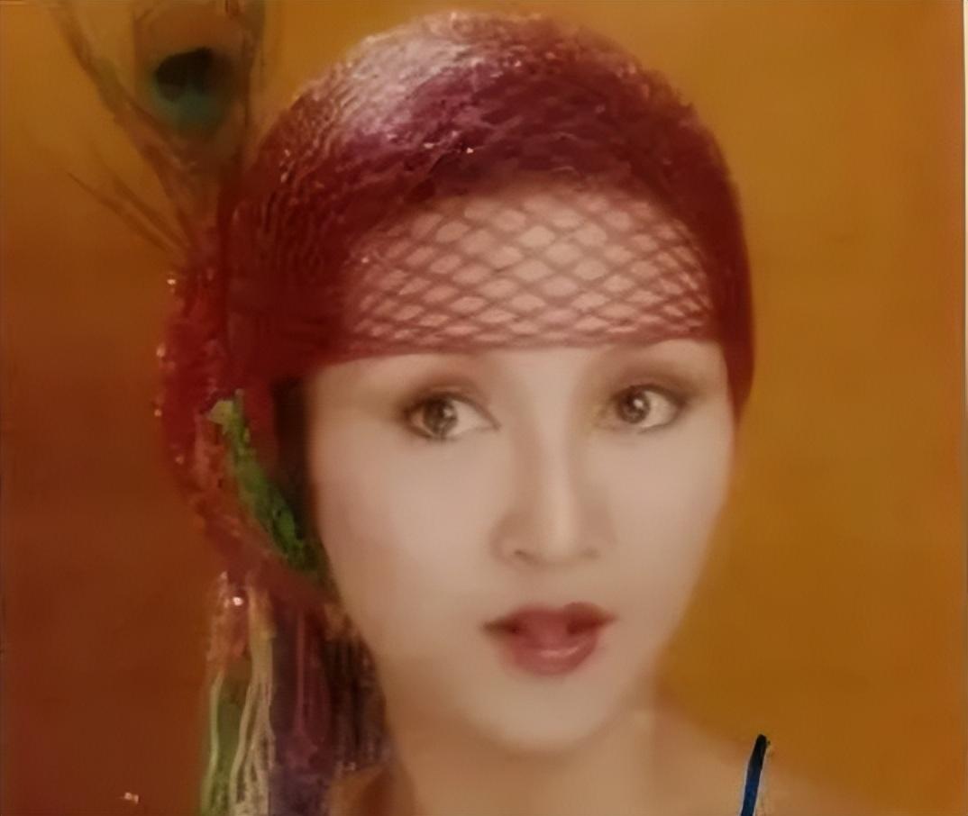 她是谢霆锋的母亲，22岁拿下“亚洲小姐”，却惨被生母抛弃？