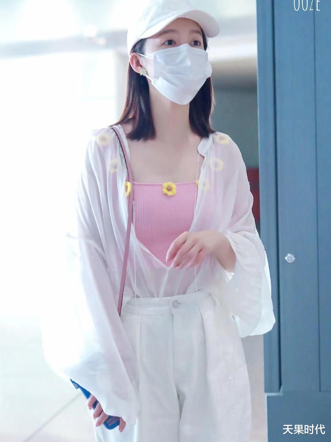 粉色|李沁这身穿搭“好薄”,雪纺外套透肤又清冷,粉色吊带充满少女感