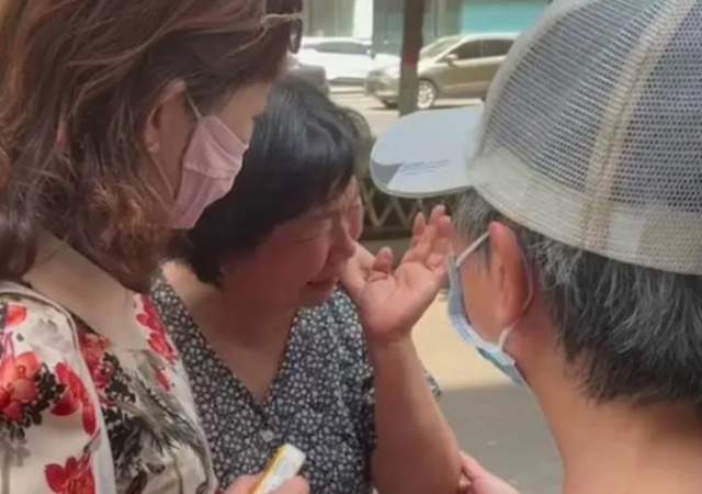 杜新枝|杜新枝晒与郭爸吃早餐画面，动作生硬疑摆拍，网友调侃带了摄影师