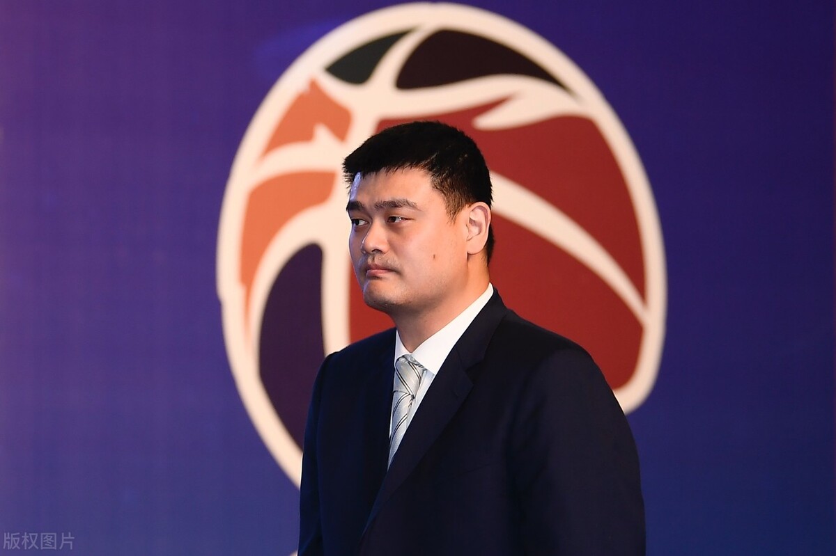 易建联|愤怒质问技术台！易建联赛后却没被CBA处罚，球迷为姚明点赞