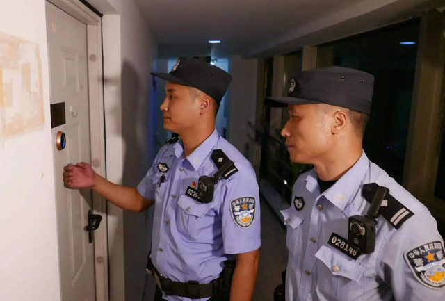 青岛15岁女孩勒死母亲藏尸行李箱,和尸体共度2天1夜后被捕