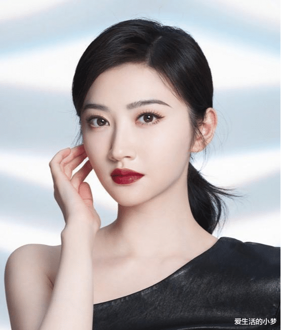 鸡胸肉 景甜终于换发型！掀起刘海扎盘发高级大气，真空穿西装快认不出来