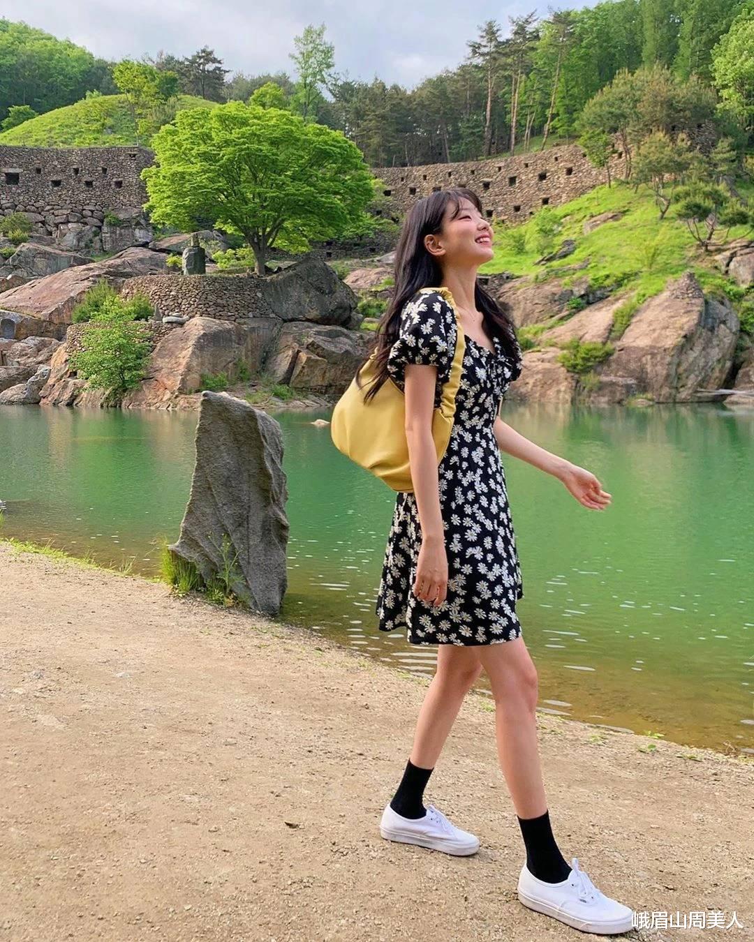 穿T恤究竟“塞裤腰”还是“不塞”?让杭州女孩的街拍告诉你答案