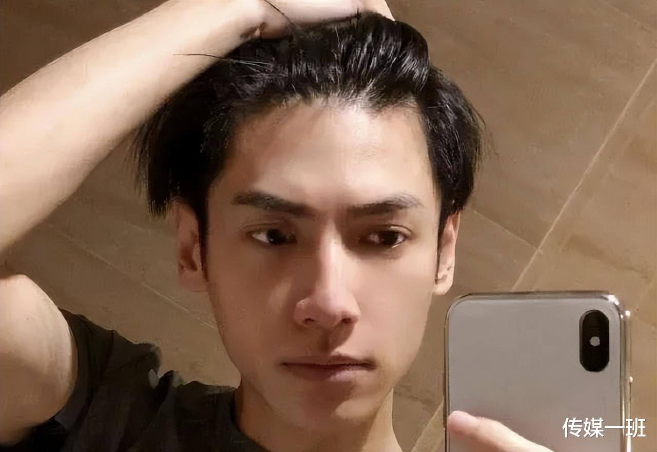 明星素颜|8位男明星素颜照：任嘉伦黝黑，王一博大小眼，蔡徐坤脸大