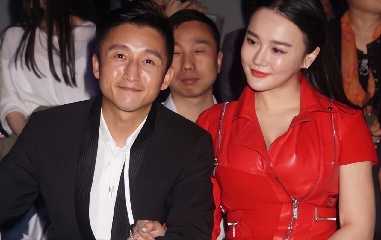 |邹市明一家为小儿子庆生，仨儿子同框如复制粘贴，娇妻自拍似整容