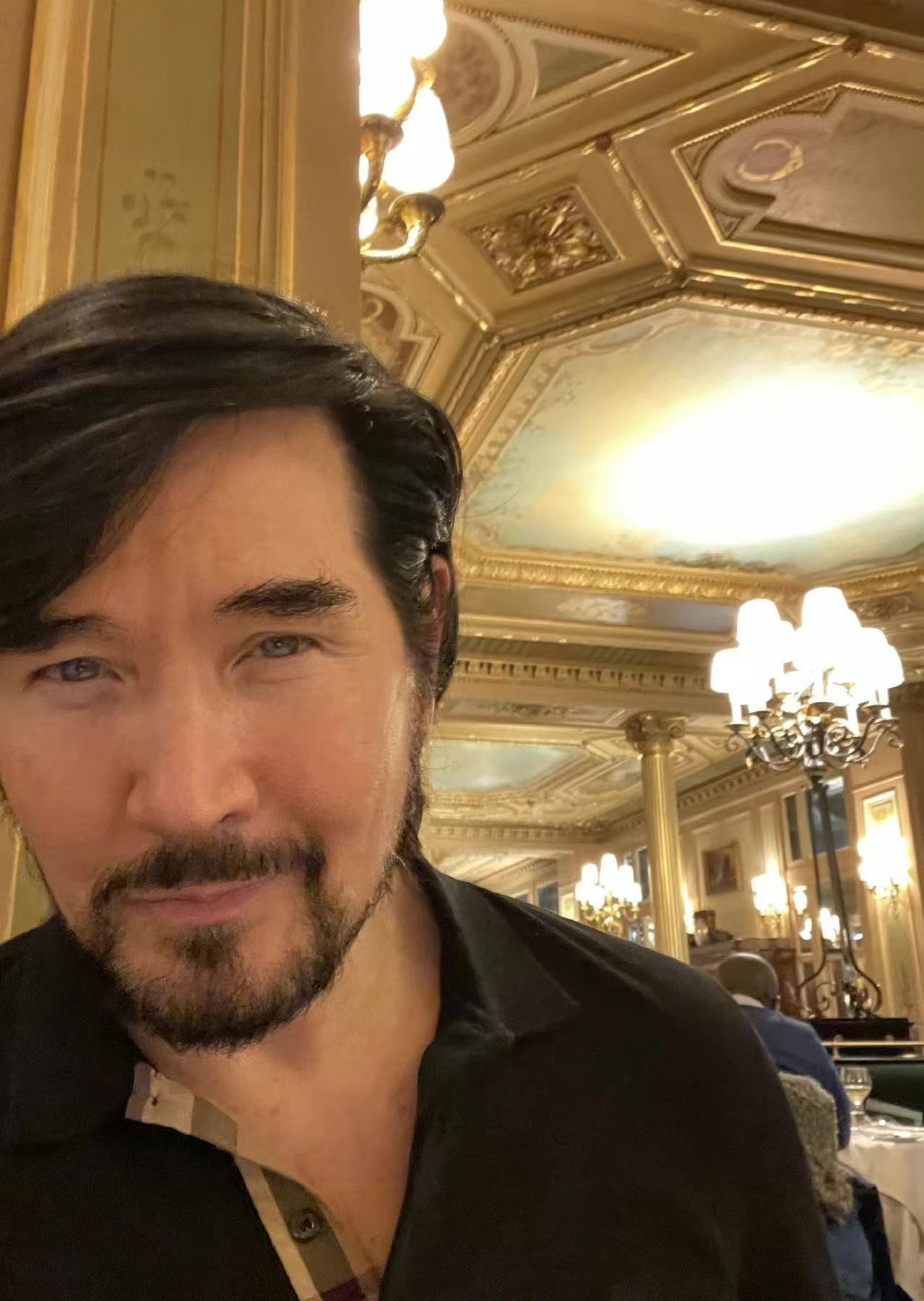 费翔|62岁费翔美国晒照庆生！络腮胡花白仍帅气迷人，独居国外生活精致