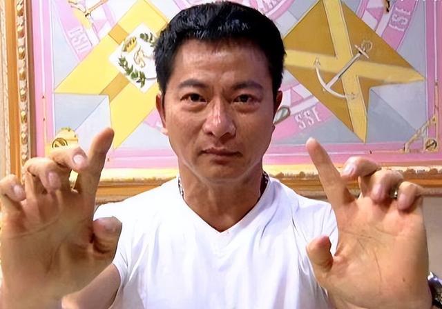 张馨予|59岁李连杰打不动退圈，70岁黄飞鸿传人身强体壮，皮肤像40岁小伙