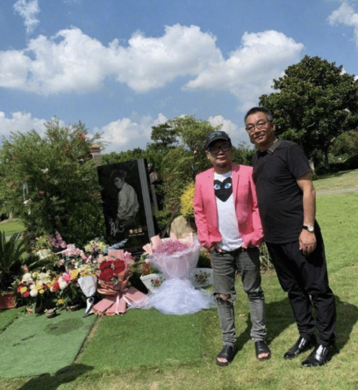 乔任梁|陈乔恩携丈夫到乔任梁墓地看望,带来粉色玫瑰,与乔妈妈温暖相拥