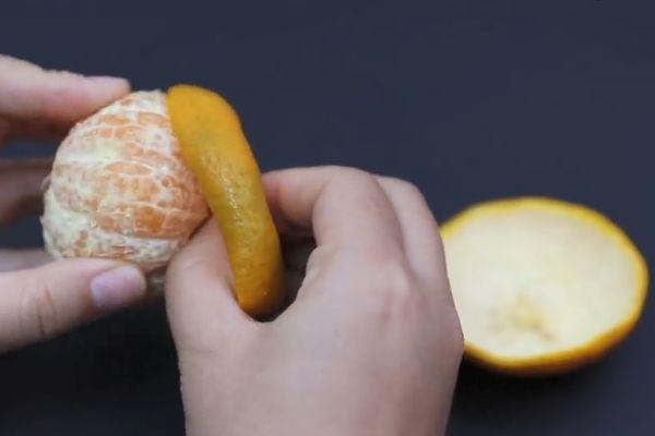 家中突然停电别慌,只需剥一个橘子,就能照亮整个屋子,太棒了