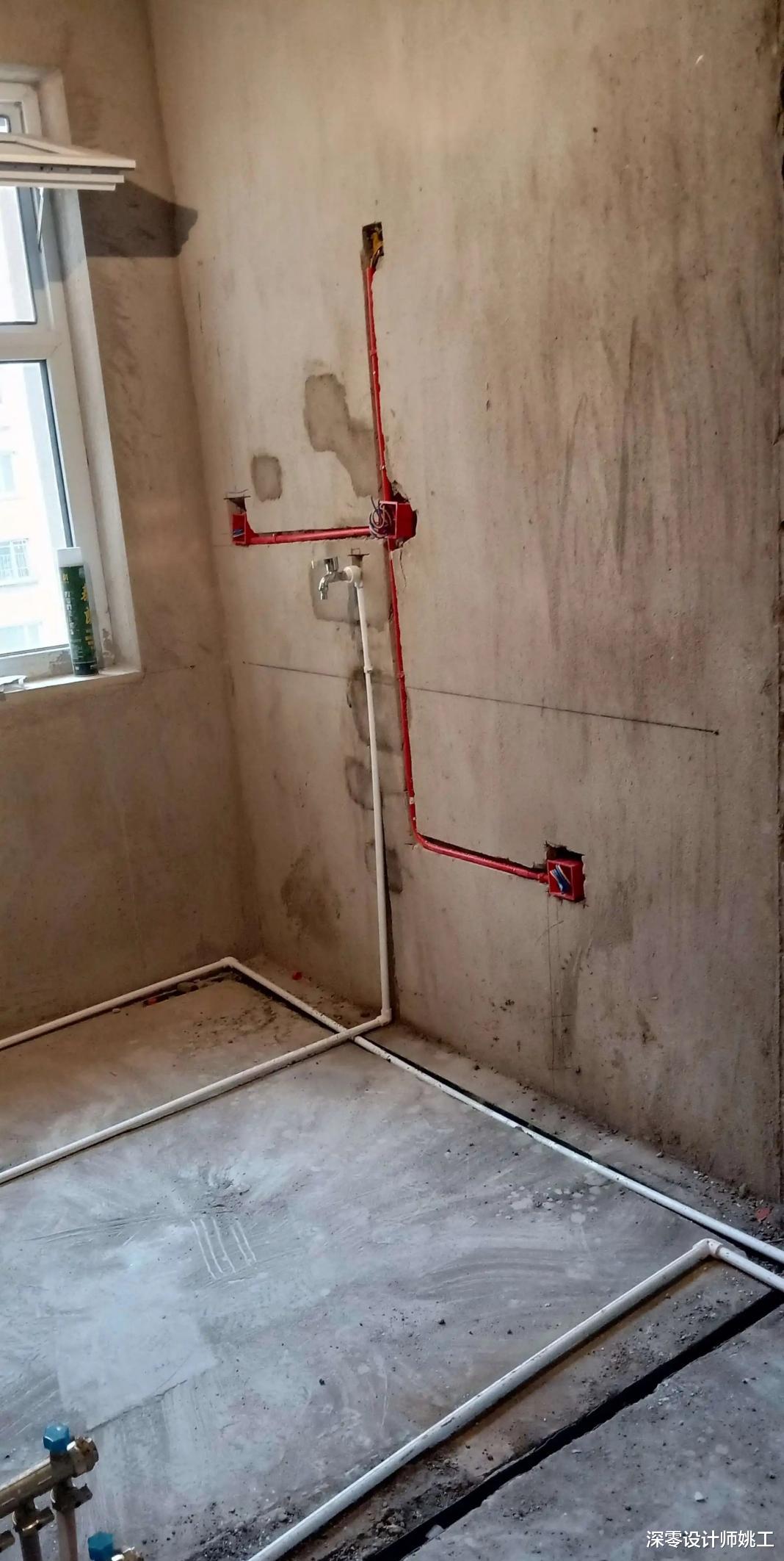 阳台洗衣机嵌入装修踩的坑,她家把4个都占了,洗衣机脚直踩在地漏上