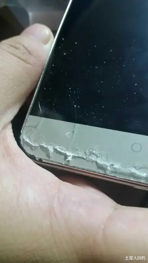 spring|手机不贴膜,用到最后的后果是什么?