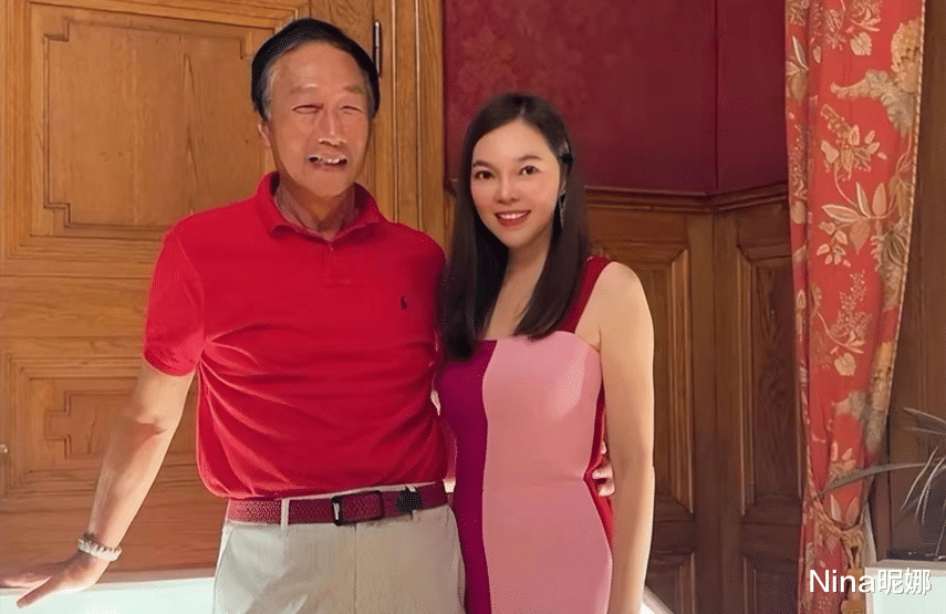 曾馨莹|富士康老板娘子女罕见合体,女儿穿裙似妈翻版,儿子颜值被爸拉垮