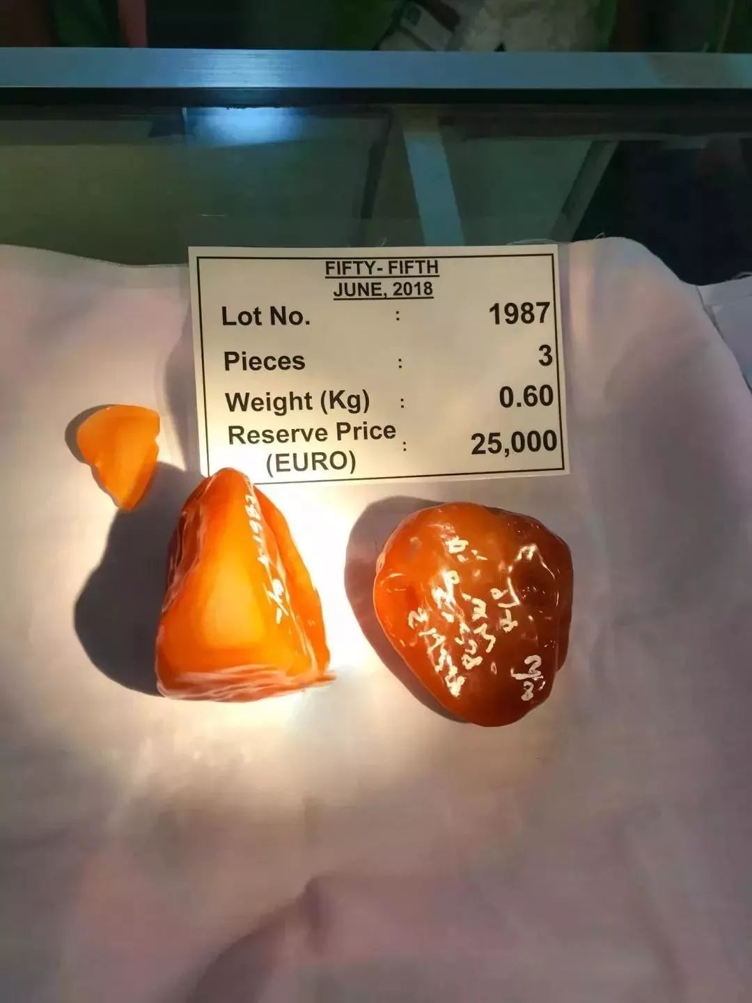 崇宁通宝|回顾往届公盘：底价28万欧元标石，开出7200万天价！翡翠价格上扬成定局！