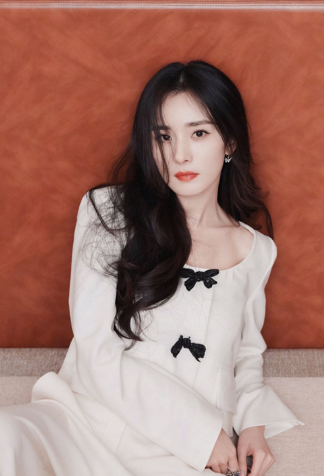 杨幂 杨幂总算颜值回春，梳着胎毛刘海嫩得像少女，撒娇的样子好迷人