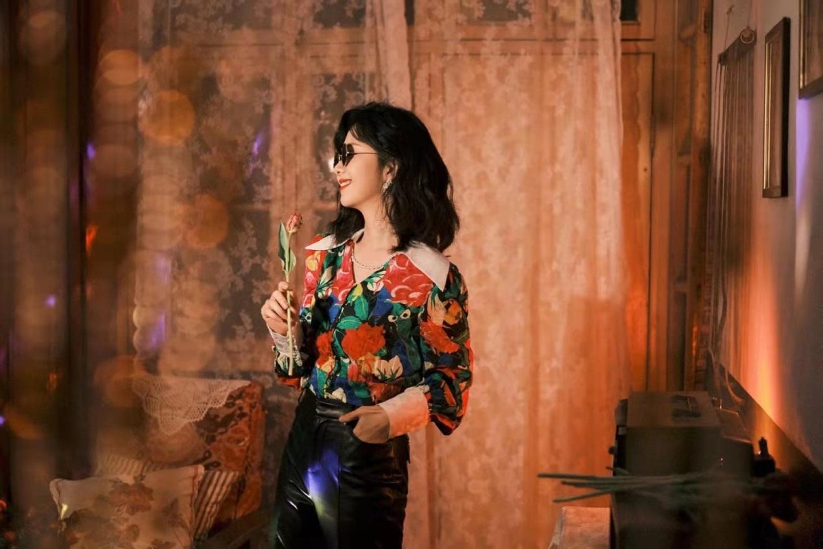 谭松韵|谭松韵港风大片曝光，31岁童颜宛如少女，一秒变脸让网友太震惊