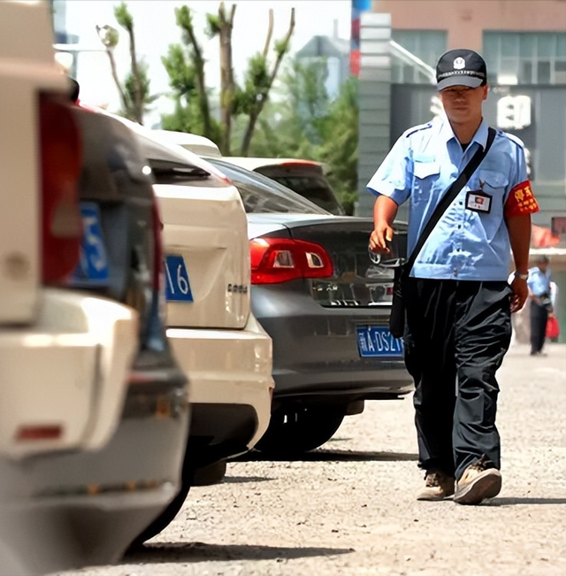 豪车女司机拖拽收费员致死,连累父亲被判刑,怎么回事?