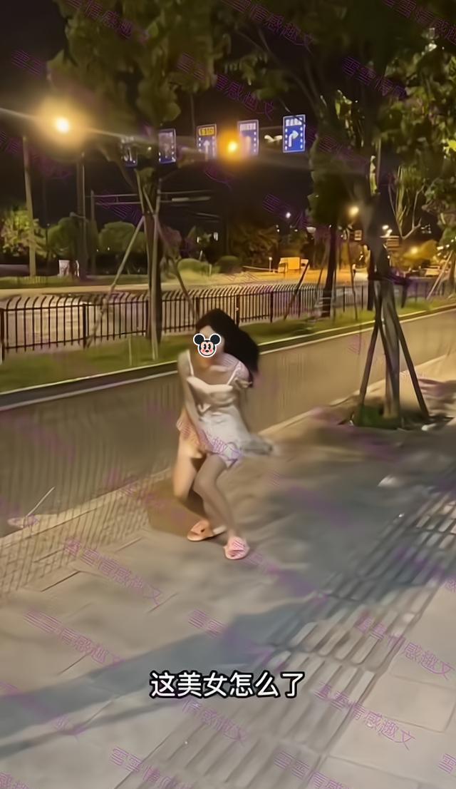 一女子出门遇大风,抓着裙角半蹲不敢走,男子上前问是否需要帮忙