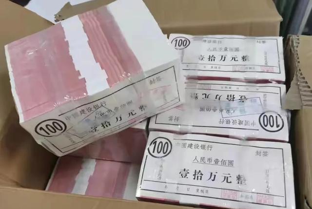 男子出租车遗落100万现金,迟迟不领回,躲着不敢领?