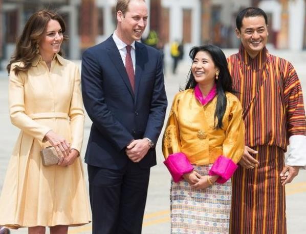 辛格|不丹大公主个子娇小，俏皮仰望凯特，二公主凤眼迷人比纪子妃还美