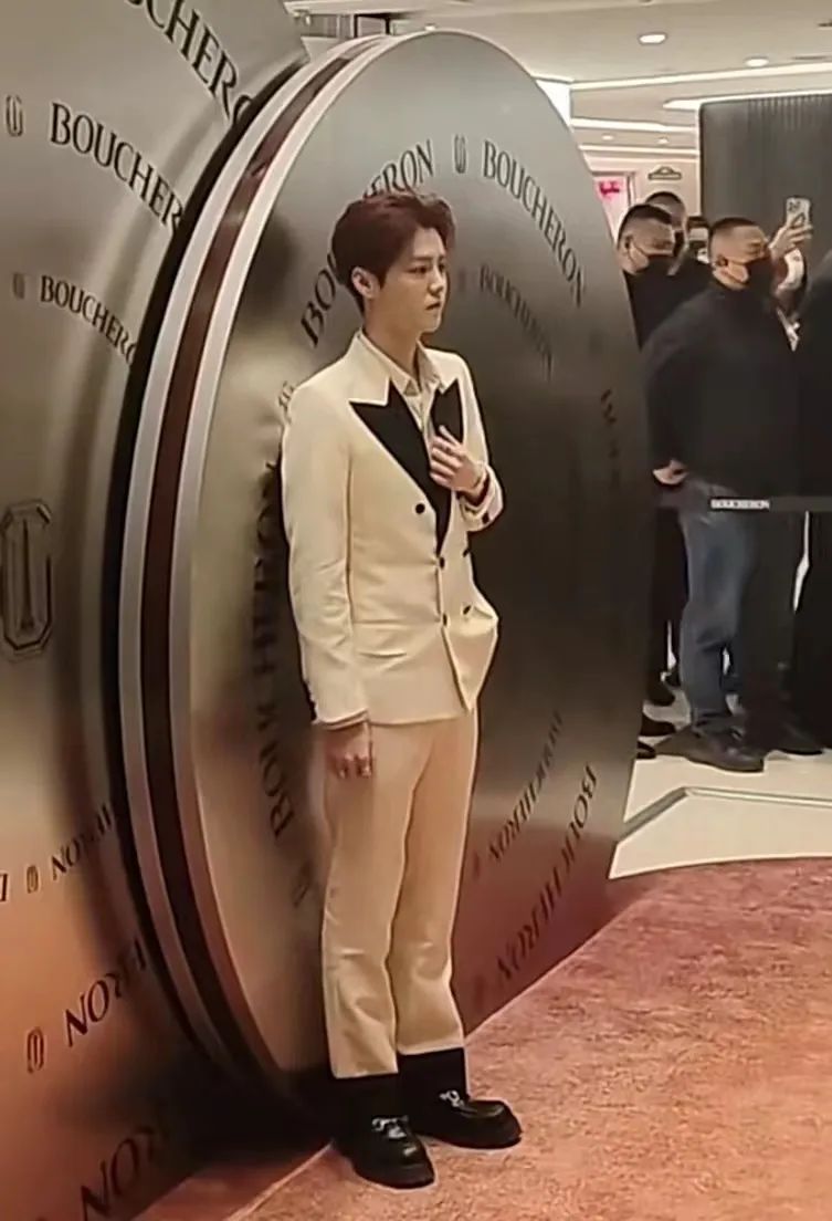 周迅|周迅拍大片又被嘲？！网友无奈：人是美的，拍的什么玩意儿…