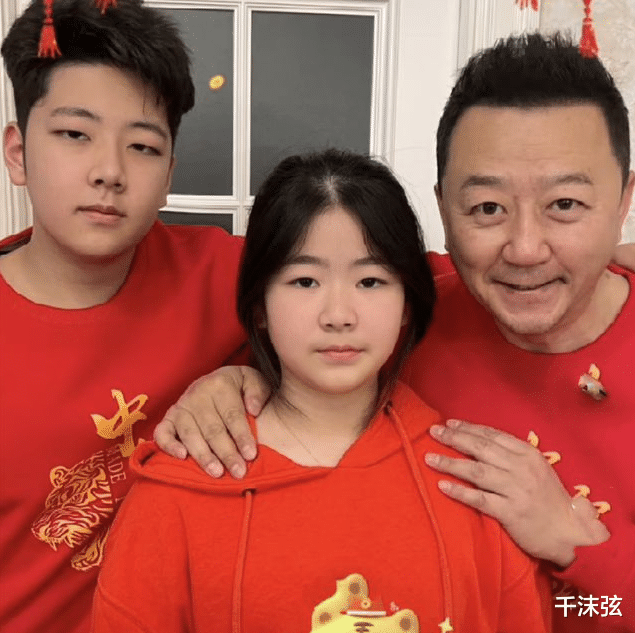 郭涛|郭涛女儿罕露面!11岁体型丰腴身高到爸爸耳朵,走T台被侃太胖