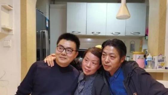 张柏芝|许敏罕见现身直播间,晒军装和结婚证,杜新枝累趴在医院窗口