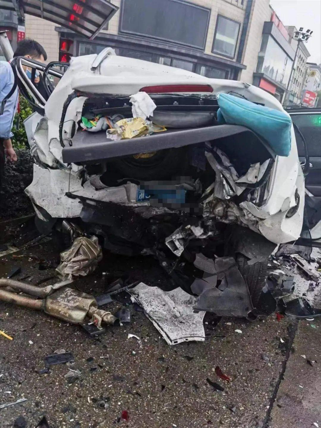 “潮州案”未决:又一辆特斯拉,与两车碰撞致2死1伤!目击者:肇事车辆在左转车道闯红灯