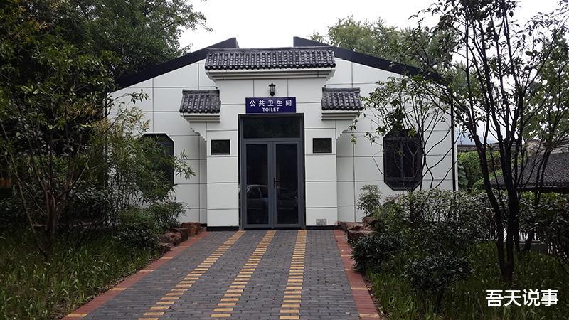 上完厕所后,卫生纸可以直接扔进马桶冲掉吗?你是怎么做的呢?