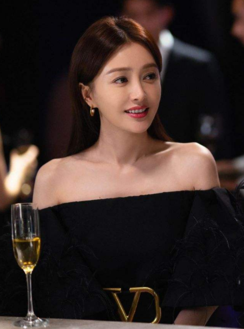 秦岚|曾为黄晓明赔付1000万片酬，27岁资产过亿，秦岚的人生太过卑微了