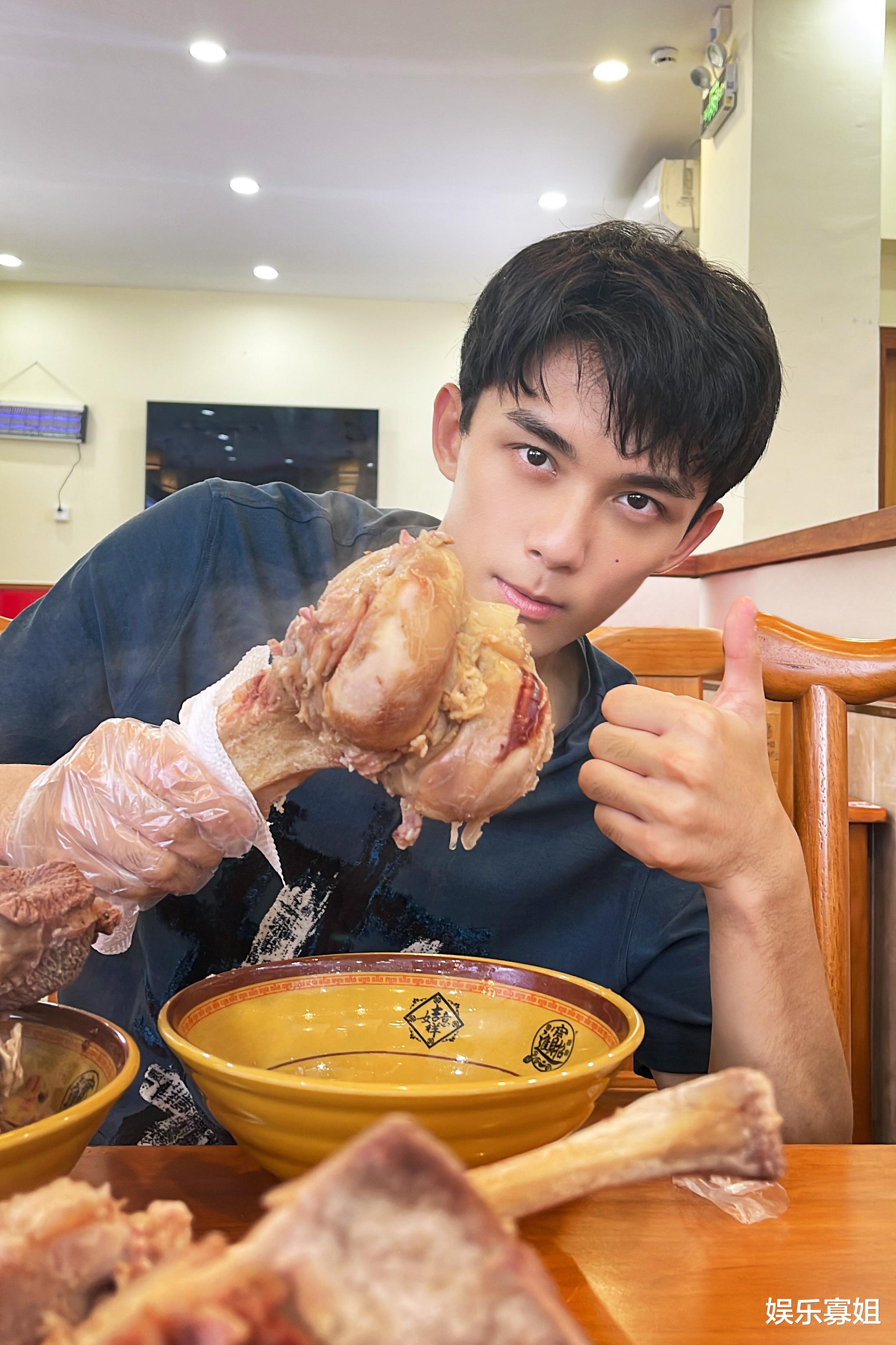 吴磊|吴磊国庆假期随拍，灰色T恤，手拿大骨棒，对着镜头竖拇指