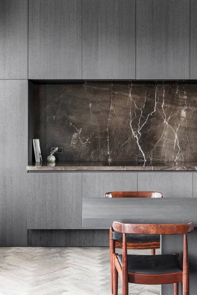 真正的极简风，是做到断舍离不多买物品，家越空无一物越高级舒适