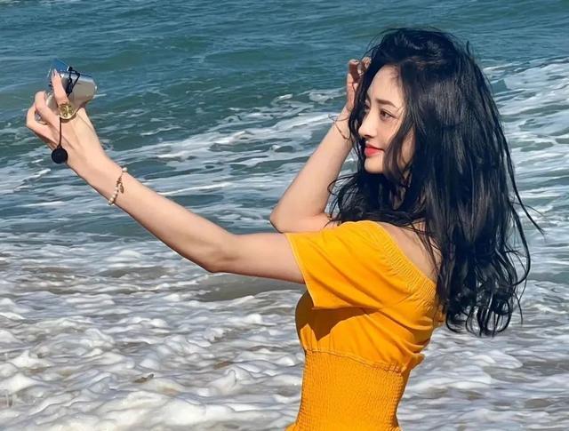 佟丽娅|8位明星的五官脸型，肖战有浓眉大眼，大S称自己是甩饼脸