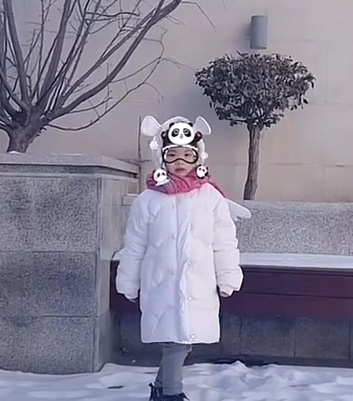 经超|小李琳罕晒小女儿，年糕四肢纤长像极经超，豪宅院子大得像公园